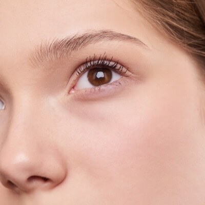 A close up of a brunette lady's eye